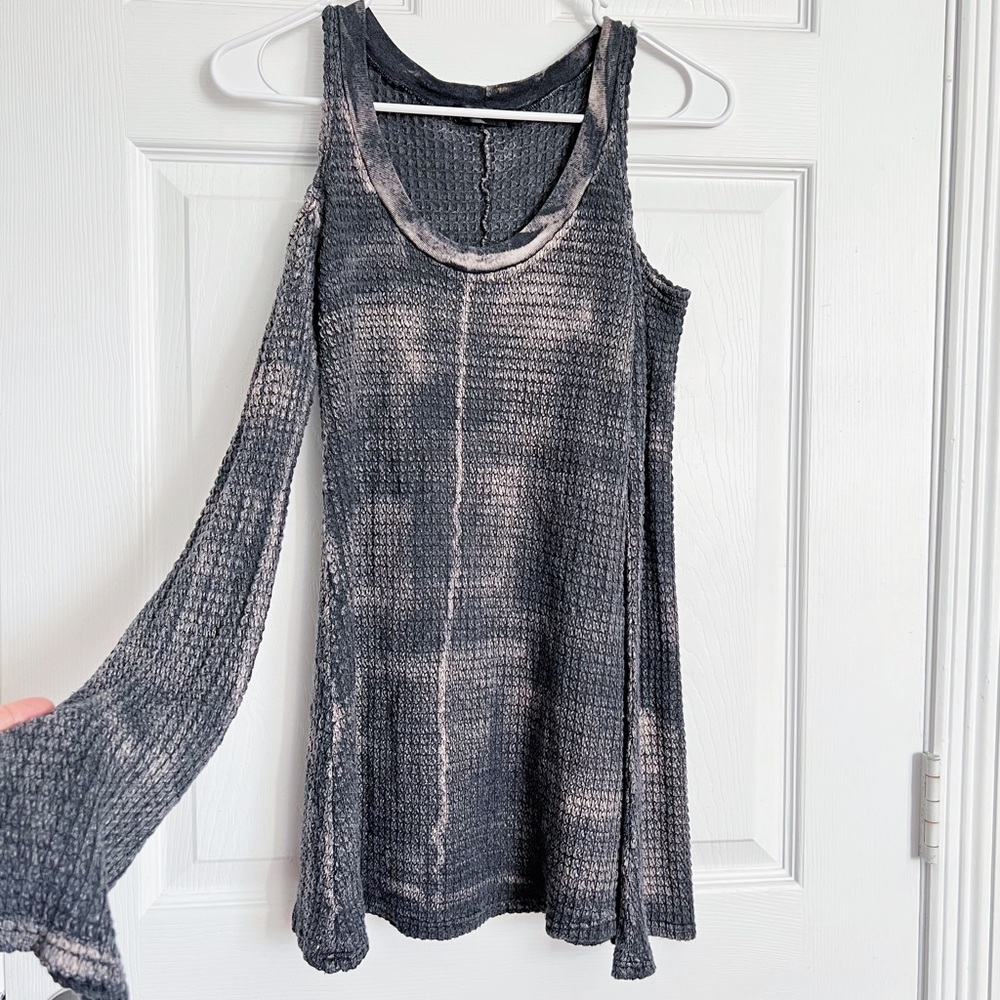 T Party | Cold Shoulder Long Sleeve Knit Acid Wash Top